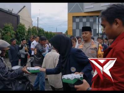 Tebar Kepedulian Ramadan Bersama Mahasiswa dan Wartawan, Polres Kediri Bagikan Ratusan Takjil

Di te