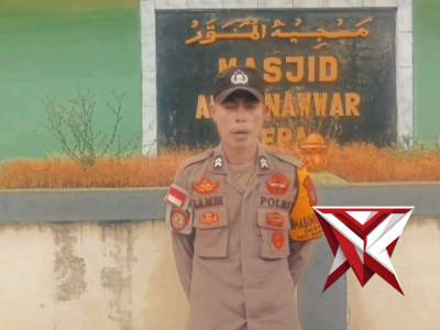 Bhabinkamtibmas polsek tepa laksanakan pengamanan ibadah sholat jumat