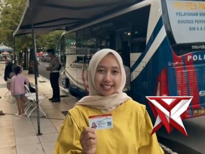 Satlantas Polres Pacitan hadir di tengah-tengah warga lewat layanan SIM Keliling Ngabuburit. Sambil