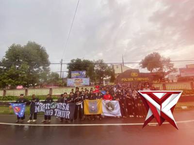 Berbagi takjil bersama oleh berbagai perguruan silat merupakan aksi sosial yang efektif