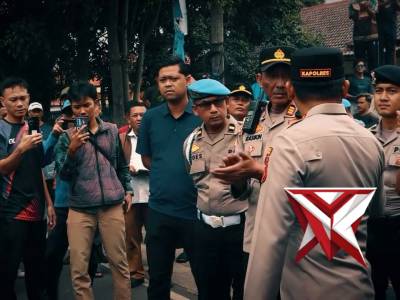 Polres Kuningan melaksanakan pengawalan penyampaian aspirasi dari Aliansi Masyarakat Kuningan - PoliceTube