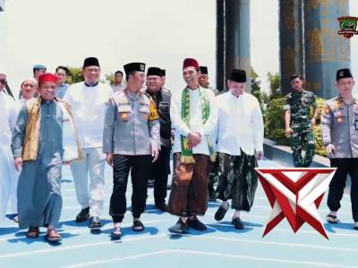 Menjemput Kemuliaan dalam Pengabdian: Momen Khusyuk Kapolda Sumsel & UAS di Masjid Assa&rsquo;adah