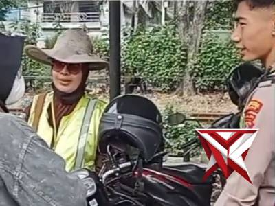 Anggota unit lantas Polsek Waru berikan himbauan kepada masyarakat yang datang ke Polsek Waru - PoliceTube