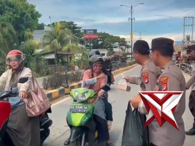 Sat Binmas Polres Malinau Berbagi Takjil kepada Pengendara di Simpang Empat Terminal Malinau Kota