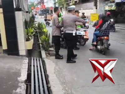 Polsek Margahayu melaksanakan kegiatan berbagi takjil kepada masyarakat dan para pengguna jalan - PoliceTube