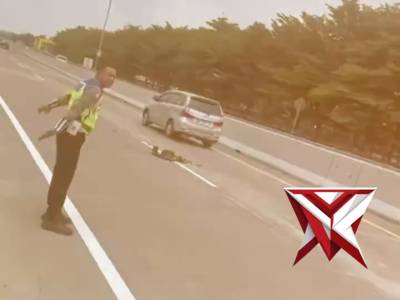 Polantas Sragen Sigap Singkirkan Benda yang Membahayakan di Jalan Tol Berkat Laporan dari Masyarakat