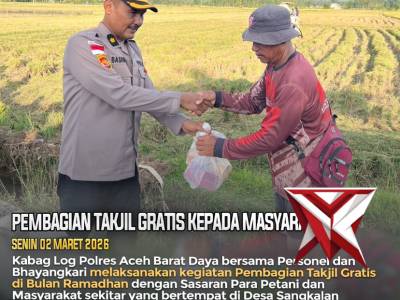 PEMBAGIAN TAKJIL GRATIS KEPADA MASYARAKAT