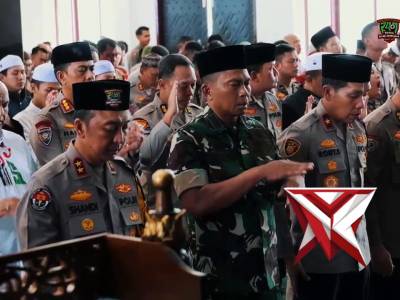Menjemput Kemuliaan dalam Pengabdian: Momen Khusyuk Kapolda Sumsel & UAS di Masjid Assa&rsquo;adah