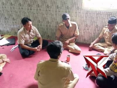 KEGIATAN BHABINKAMTIBMAS SAMBANG DESA MENYAMPAIKAN PESAN PESAN KAMTIBMAS