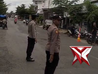 Gaktur lalin personil Polsek Lembeyan di depan pasar Lembeyan cegah lakalantas