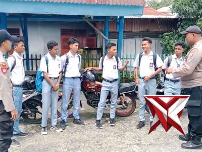 Anggota piket melaksanakan patroli siang