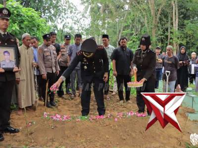 Kapolri Listyo Sigit Prabowo Beri Kenaikan Pangkat Luar Biasa kepada almarhum Aiptu Apendra