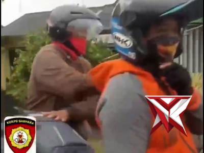 Anggota sat samapta melaksanakan patroli