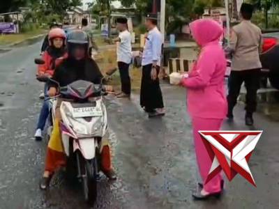 Anggota Polsek Lembeyan dan Bhayangkari laksanakan pembagian takjil kepada pengguna jalan