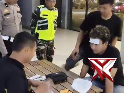 Personel Pos Pelayanan Rest Area KM 575 A Ngawi memberikan bantuan kesehatan kepada seorang sopir