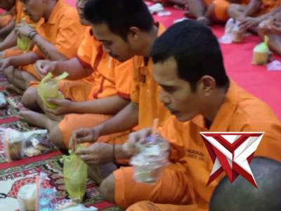 MOMEN KAPOLRES OKI BUKA BERSAMA PARA TAHANAN