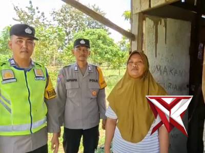 Polsek Tugumulyo memberi bantuan pupuk Kepada petani,....... - PoliceTube