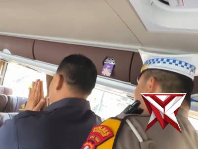 ? Balik Aman, Nyaman, dan Gratis dari Magetan

Kasat Lantas Polres Magetan turut melepas pemberangk