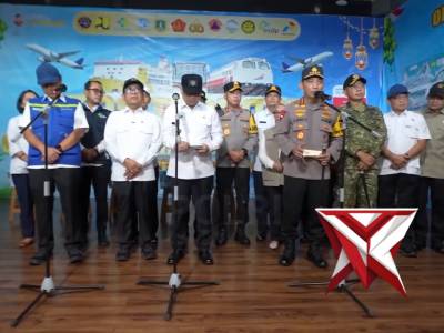 Kapolri Jenderal Polisi Drs. Listyo Sigit Prabowo, M.Si., turun langsung menyapa para pemudik dan me