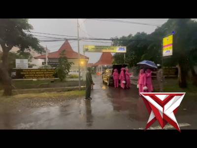 Bagi bagi takjil bersama ketua bhayangkari ranting gunung anyar - PoliceTube