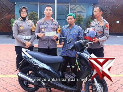 Polres Ngawi melaksanakan penyaluran bantuan sepeda motor kepada korban kebakaran kendaraan