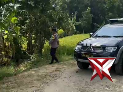 KAPOLSEK GALIS POLRES PAMEKASAN BERSAMA PR SUBUR JAYA HJS SALURKAN PAKET SEMBAKO KEPADA KAUM DHUAFA