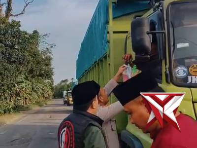 Berbagi takjil polsek Sanga Desa