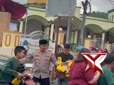 KAPOLRES LEBONG DAN BHAYANGKARI CABANG LEBONG BERBAGI TAKJIL DI PASAR MUARA AMAN