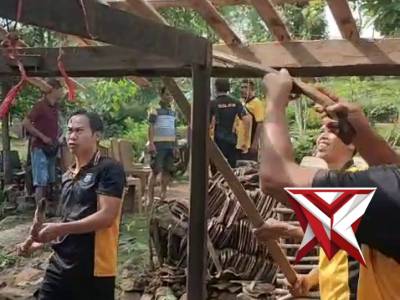 KEGIATAN GOTONG ROYONG POLSEK NGRAMBE BEDAH RUMAH DI DESA KRADENGAN