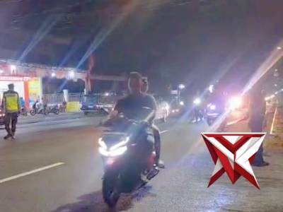 Anggota Polsek Sukomoro Polres Magetan melaksanakan pengamanan takbir keliling. 

@erikbangun_38
@38