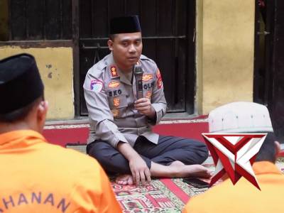 Kapolres OKI melaksanakan buka puasa bersama dengan para tahanan polres oki