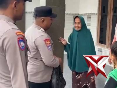 SATUAN BINMAS POLRES SUMENEP BANTU LANSIA YANG SEDANG KEBINGUNGAN