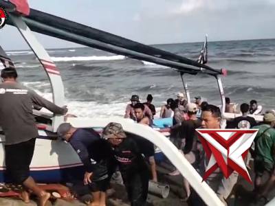 Cuaca Buruk Melanda, Bhabinkamtibmas Desa Anturan Bahu-Membahu Bantu Nelayan Evakuasi Jukung