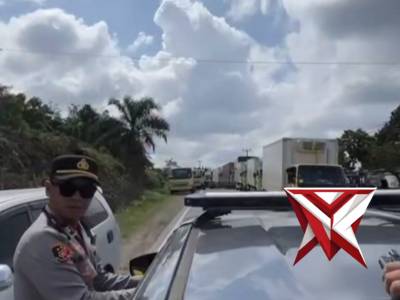 Polisi Berjibaku Urai Kemacetan di Jalur Lintas Timur, Pemudik Apresiasi Pelayanan Humanis