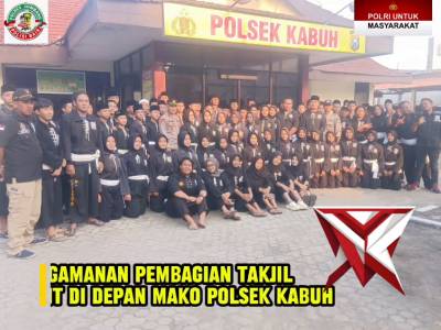 Giat pengamanan pembagian takjil oleh psht di depan polsek kabuh