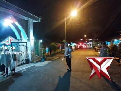 Pengamanan Ibadah Malam, Polisi Dekat dengan Masyarakat