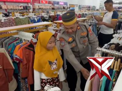 Baju Baru, Senyum Baru?

Kapolres Magetan mengajak anak-anak panti asuhan berbelanja baju Lebaran.