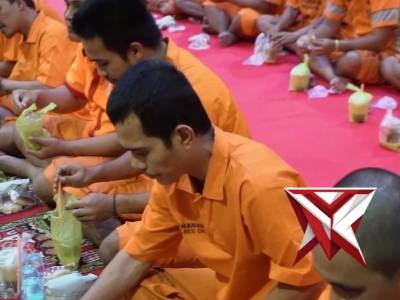 Di balik jeruji besi Polres Ogan Komering Ilir (OKI), suasana sore itu terasa berbeda. Aroma masakan - PoliceTube