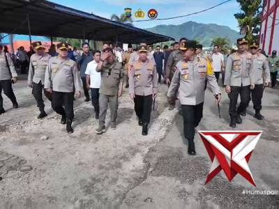 JENDERAL POLISI Drs.LISTYO SIGIT PRABOWO,M.Si TURUN LANGSUNG MENYERAHKAN BANTUAN KEMANUSIAAN - PoliceTube