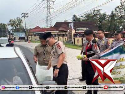 Pembagian Takjil di Bulan Suci Ramadhan 1447 H / 2026 M Polres OKU Timur. . . . Bila ada permasalaha