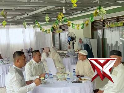Polres OKI Hadir 
Kegiatan shalat Idul Fitri 
Keluarga besar Polres OKI