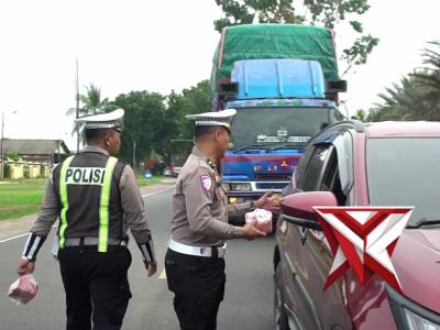 Polres OKI berbagi takjil untuk Masyarakat