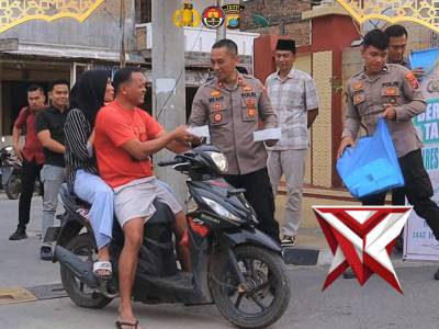 KAPOLRES SAMOSIR BERBAGI TAKJIL GRATIS