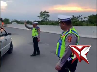 Sat Lantas Polres OKI membantu pemudik yang kehabisan BBM 
SATLANTAS POLRES OKI HADIR.