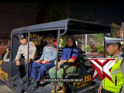 PERSONEL POS TERPADU MONUMEN SOERJO NGAWI BANTU WANITA TUNARUNGU YANG TERSESAT - PoliceTube