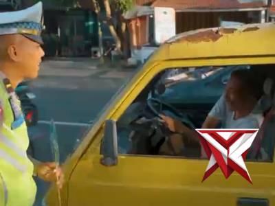 *Ramadhan Penuh Berkah, Satlantas Polresta Bengkulu Bagikan Takjil kepada Pengendara ?*