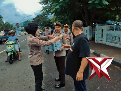 POLRES ALOR Bagikan Takjil Gratis kepada Masyarakat di Lapangan Mini Kalabahi