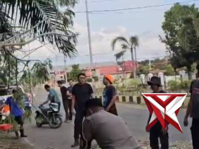 Quick Respon Polres Musi Rawas Pohon tumbang yg menutupi badan jalan lintas