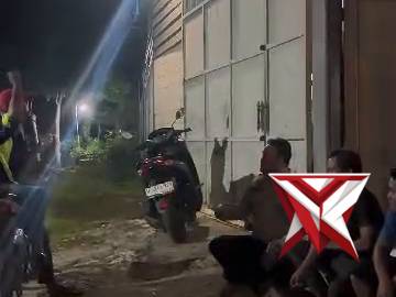 Bhabinkamtibmas Desa Kureksari sambang desa saat malam hari
