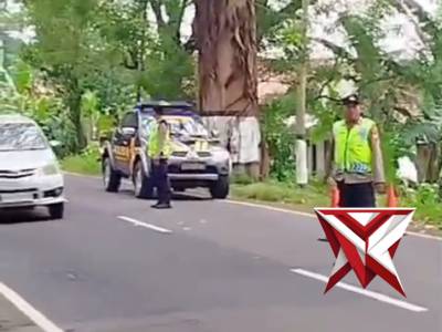 Gerak cepat Polsek Sukomoro dalam menangani pohon tumbang yang mengganggu akses jalan. ??